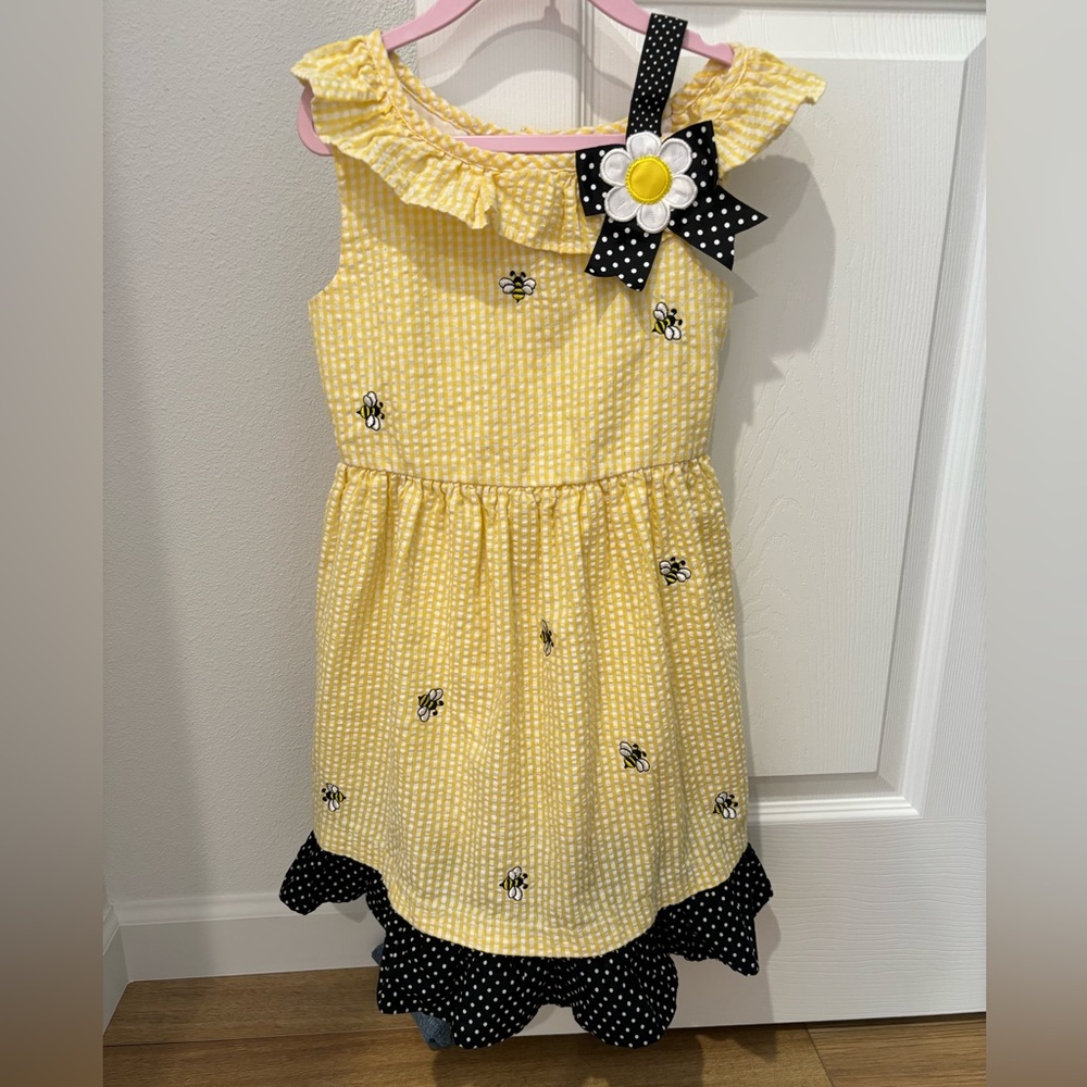 Little girl’s seersucker daisy dress